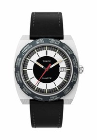L'orologio al quarzo Timex presenta un quadrante bianco e nero con indicatori delle ore, una finestra per la data e un cinturino in pelle nera. Cassa in acciaio inossidabile argentato.