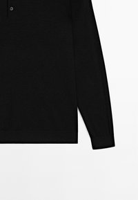 Zwart poloshirt met lange mouwen, gemaakt van zachte stof, met een knoopsluiting en een rechte zoom, en geribbelde manchetten voor een comfortabele pasvorm.