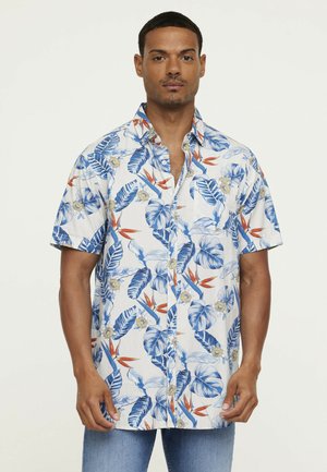 Chemise à manches courtes en tissu léger, avec une base blanche ornée de feuilles bleues et d'accents floraux orange, avec un col boutonné à l'avant et une poche poitrine.