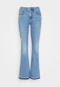 Jean en denim bleu évasé à taille mi-haute, avec des détails usés et un ourlet effiloché. Texture lisse et design classique à cinq poches.