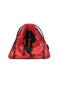 Czerwona torba na sznurku wykonana z gładkiego materiału, z czarnym wzorem graficznym przedstawiającym psa. Podkreślona kontrastującymi białymi konturami i brązowymi sznurkami.