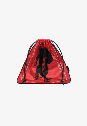 Raudona raištinė kuprinė, pagaminta iš lygaus audinio, su juodu grafiniu dizainu, atvaizduojančiu šunį. Pabrėžta kontrastingais baltais kontūrais ir ruda virvele.