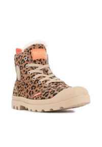 Bottines montantes à imprimé léopard avec semelle en caoutchouc beige, en suédine beige, lacets beiges, étiquettes orange et doublure intérieure blanche douce au niveau du col.