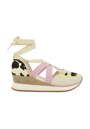 Sneaker con zeppa caratterizzato da un design a stampa di mucca, fasce elastiche rosa e una suola intermedia in juta testurizzata. Parte superiore crema con dettagli gialli e suola in gomma.