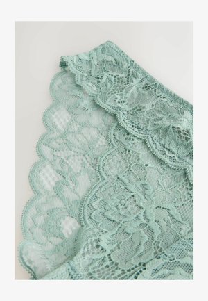 Mintgrønt blonderstof med bølget kant, der indeholder indviklede blomsterprint og fint netdetalje. Blød, tekstureret overflade.