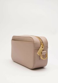 Borsa cosmetica rettangolare beige realizzata in materiale sintetico liscio. Presenta una cerniera dorata con un tirazip in metallo e dettagli di cucitura minimi.