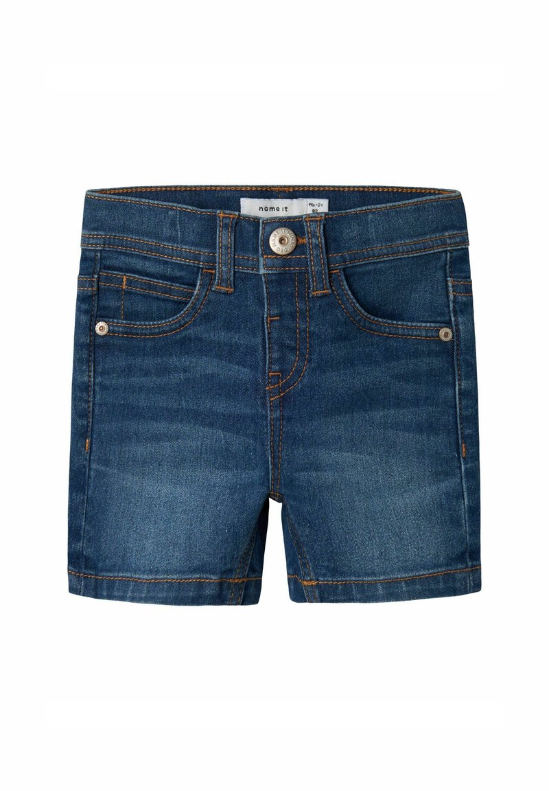 Jeansshorts i mörkblått med en slät yta. Funktioner inkluderar fem fickor, orange sömnad och en enkel metallknapp som stängning.