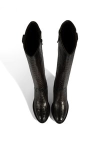 Schwarze kniehohe Stiefel aus Kunstleder mit krokodilgeprägter Struktur, spitzen Zehen und seitlichen Reißverschlüssen für einfaches An- und Ausziehen.