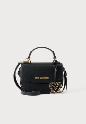 Μαύρη τσάντα Moschino με πάνω λαβή, ρυθμιζόμενο ιμάντα ώμου, χρυσό λογότυπο μπροστά και χρυσό κρεμαστό καρδιάς στο πλάι.
