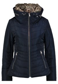 Giubbotto imbottito blu navy con cappuccio foderato in pelliccia sintetica, chiusura con zip e due tasche laterali. Presenta una texture trapuntata e dettagli in metallo argentato.