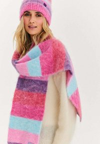 Dzianinowy szalik i dopasowana czapka w paski różowe, niebieskie i lawendowe; miękka, puszysta tekstura; lekki materiał; ozdobna metka na czapce.