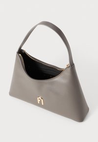 Sivá kožená taška so štruktúrovaným tvarom, vrchnou rukoväťou, zlatým zipsom a logom na prednej strane. Interiér je čierny.