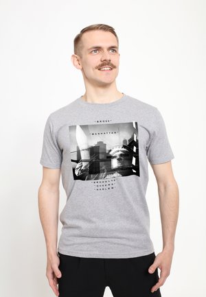 NEXT STOP THE FIVE BOROUGHS - T-shirt z nadrukiem