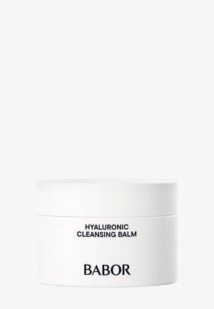 Biały okrągły pojemnik z balsamem do oczyszczania na bazie kwasu hialuronowego. Zawiera czarny tekst z nazwą produktu i marki. Gładka powierzchnia i minimalistyczny design.