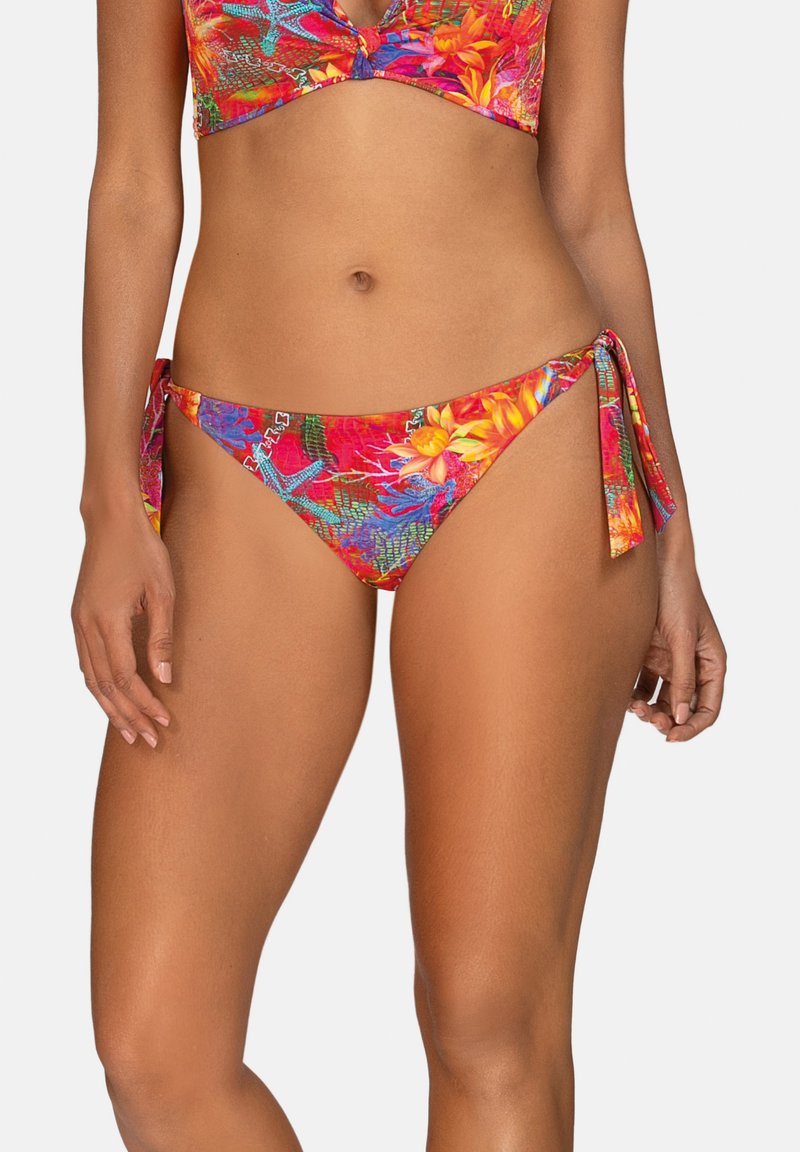 Kostium kąpielowy w żywe kwiatowe wzory z wiązanym dołem na boku. Zawiera mieszankę czerwieni, pomarańczy i zieleni, gładką tkaninę oraz krótki top.