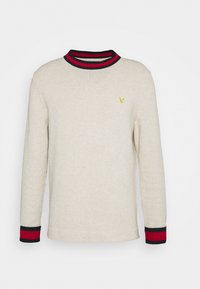 Pull light beige avec un col rond côtelé, orné de rayures rouge et noire, à manches longues, et avec un petit logo jaune sur la poitrine.