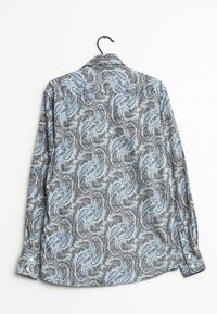 Långärmad skjorta med ett blått och brunt paisleymönster, tillverkad av ett mjukt tyg med standardkrage och knäppta ärmslut.