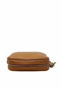 Borsa in pelle beige con finitura testurizzata, forma rettangolare e accessori in oro. Design compatto con bordi arrotondati.