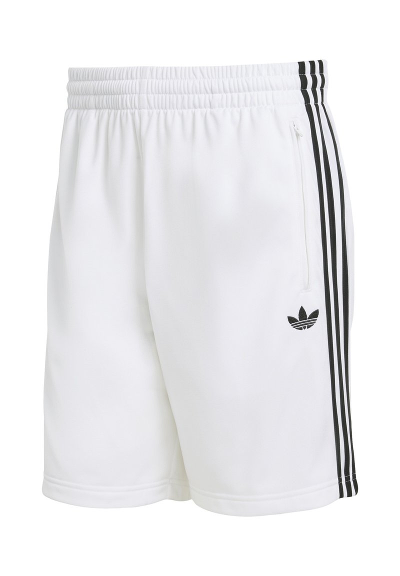 Shorts sportivi bianchi con fascia elastica in vita, logo Adidas trefoil nero e tre strisce nere lungo i lati con tasche con cerniera.