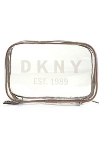 Neceser transparente con acabados en dorado rosado, que presenta "DKNY" y "EST. 1989" impresos en un patrón de rayas verticales. Forma rectangular con cierre de cremallera.