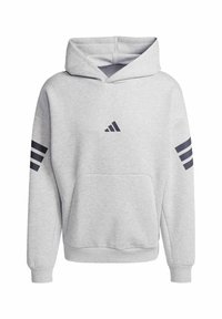Hoodie gris en tissu doux avec une poche frontale, une capuche à cordon et trois rayures sombres sur chaque manche. Logo Adidas sur la poitrine.