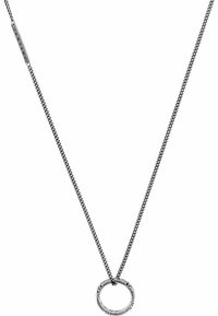Collana in argento con pendente circolare caratterizzato da dettagli testurizzati. La catena è elegante, di lunghezza corta e con maglie sottili.