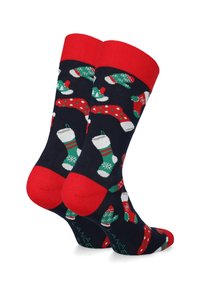 Granatowe skarpetki z czerwonymi mankietami i palcami, zdobione wzorami świątecznymi przedstawiającymi skarpety i rękawice w kolorach zielonym i czerwonym.