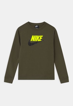 Sweat-shirt Nike vert foncé à manches longues avec texte "NIKE" en majuscules jaunes et logo swoosh noir centré sur la poitrine.