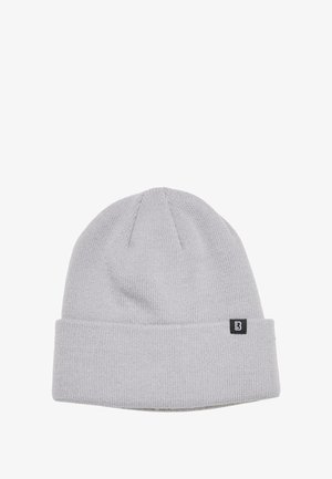 Pilkos mezginės kepurės su sulenktu kraštu, su mažu juodu etikete su baltu raide "B". Minkšta tekstūra ir apvalios viršutinės formos.