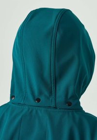 Giacca con cappuccio color verde teal, caratterizzata da una texture in tessuto liscia, dettagli di cuciture e due bottoni automatici neri al collo.