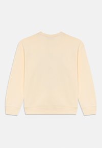 Beige sveter s dlhým rukávom a okrúhlym výstrihom, s rebrovanými manžetami a lemom, zobrazený zozadu na bielom pozadí.