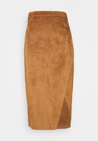 Brauner Wildlederrock mit taillierter Form und seitlichem Schlitz. Glatte Textur, knielanges Design und ein dezenter Bund. Kein auffälliges Zubehör.