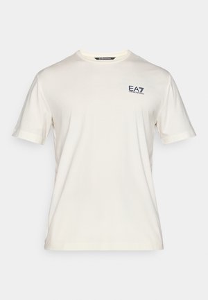 T-shirt a maniche corte color crema realizzato in tessuto morbido, con un piccolo logo EA7 ricamato in blu sul petto e un collo tondo standard.