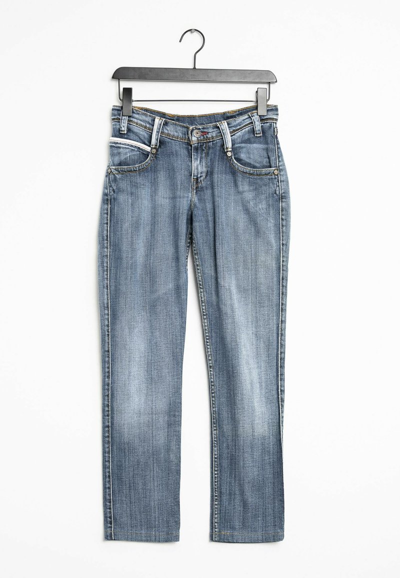 Blå denimjeans med rak passform, fem fickor och subtila blekning. Inkluderar en metallknapp och kontrasterande sömmar. Hänger på en svart krok.