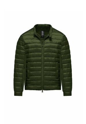 Giacca imbottita trapuntata verde oliva con zip frontale, colletto alla coreana e due tasche laterali con bottoni a pressione, mostrata distesa.