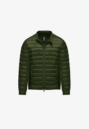 Giacca imbottita trapuntata verde oliva con zip frontale, colletto alla coreana e due tasche laterali con bottoni a pressione, mostrata distesa.