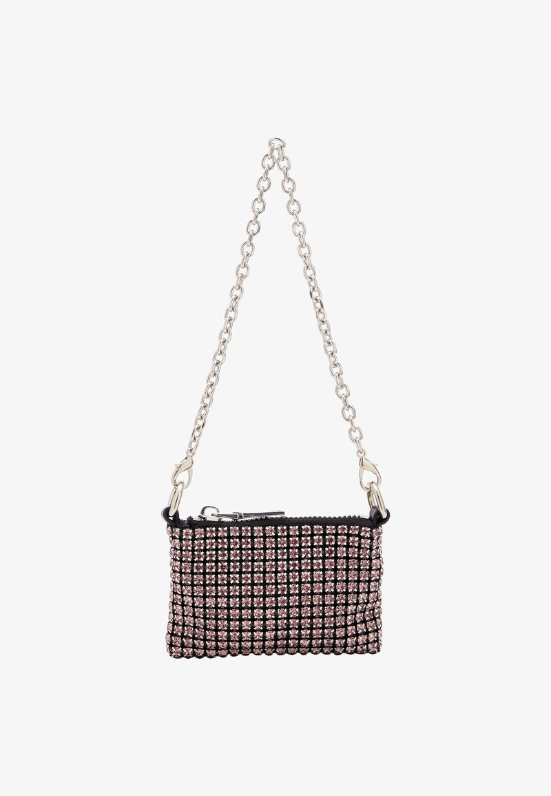Svart väska med ett rutnät av rosa rhinestones, med en silverkedjeaxelrem och dragkedjestängning. Kompakt rektangulär form med en texturerad yta.