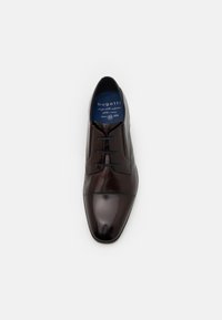 Chaussure habillée en cuir marron avec une finition brillante, design à lacets, bout arrondi et détails de couture subtils. L'intérieur est doté d'une doublure bleue.