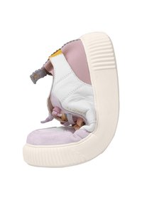 Wielokolorowe sneakersy z białą skórzaną cholewką, jasnofioletowymi zamszowymi akcentami, teksturowaną gumową podeszwą oraz żółtymi i różowymi detalami na pięcie.