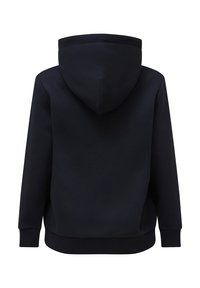 Donkerblauwe hoodie met een trekkoord in de capuchon, ribgebreide manchetten en onderrand. Gladde textuur met een effen achterkant en geen zichtbare branding of patronen.