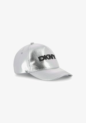Casquette de baseball argentée avec une finition métallique brillante. Présente un logo DKNY noir sur le devant et une visière incurvée. Dos réglable standard.