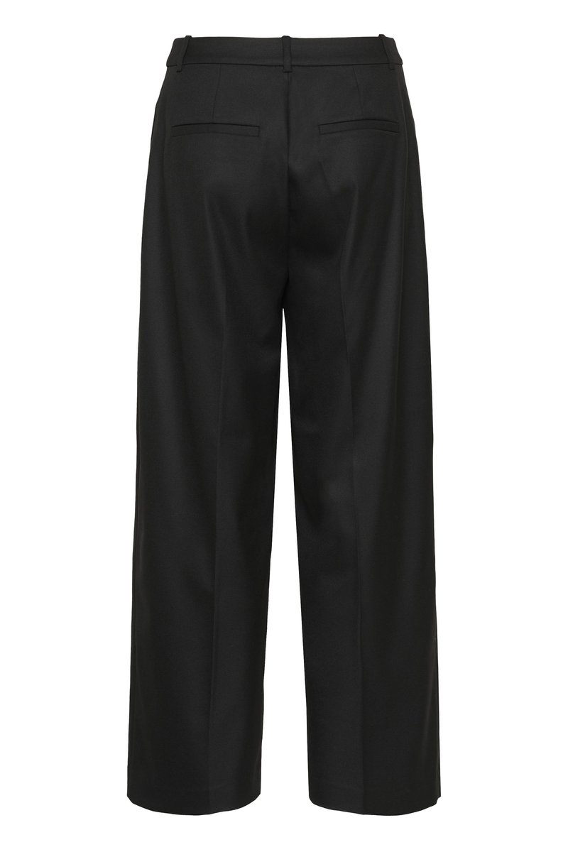 Pantalon noir à jambes larges en tissu lisse. Comprend une ceinture plate, deux poches arrière et une coupe ajustée. Design simple et minimaliste.