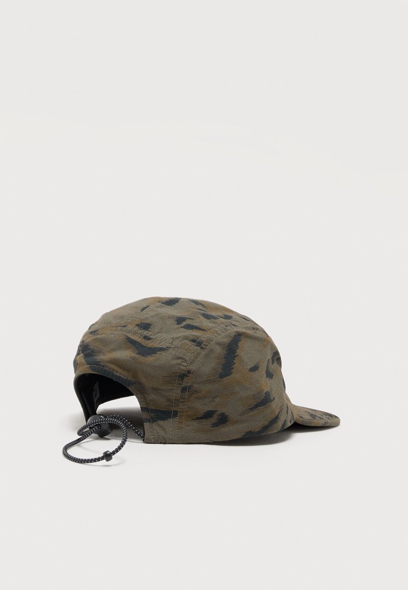 Casquette à motif camouflage vert olive et noir avec une visière courbée, cordon réglable à l'arrière, présentée sur une surface gris clair.