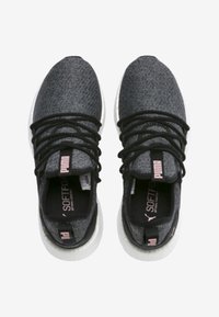 Baskets de sport noires et grises avec une tige texturée, des lacets élastiques, une semelle blanche et des accents de logo roses sur la languette et le talon.