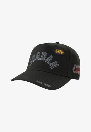 Musta lippis, jossa on harmaalla brodeerattu "JORDAN", kaareva lippa, ommellut yksityiskohdat ja logo-painatukset, mukaan lukien ympyrä, jossa on "23" ja "EST 1984".