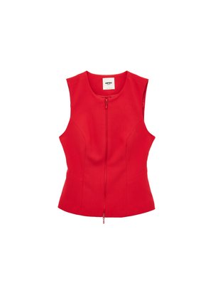 Gilet aderente senza maniche rosso con cerniera frontale e scollo tondo, cuciture sagomate per modellare la figura, mostrato su uno sfondo bianco.