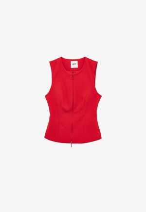 Gilet aderente senza maniche rosso con cerniera frontale e scollo tondo, cuciture sagomate per modellare la figura, mostrato su uno sfondo bianco.