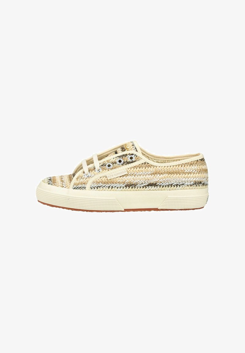 Basket basse avec tige tressée beige, crème et marron, trois œillets avec lacets blancs, et semelle en caoutchouc blanc cassé avec semelle texturée.