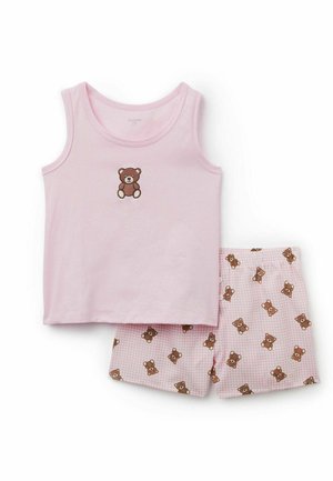 Top sin mangas rosa con un pequeño estampado de ositos de peluche combinado con pantalones cortos de cuadros rosas cubiertos de caras de ositos de peluche.