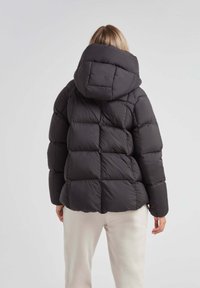 Czarna pikowana kurtka puchowa z kapturem, o pudełkowym fasonie, z widocznymi szwami i gładką teksturą. Brak widocznych kieszeni z przodu.